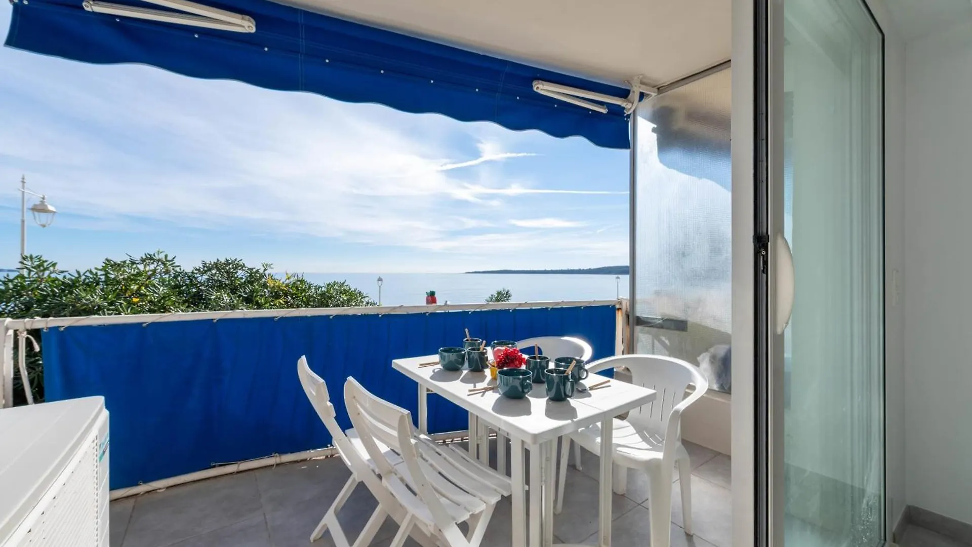 2-Br Seafront Apartment In Cannes location