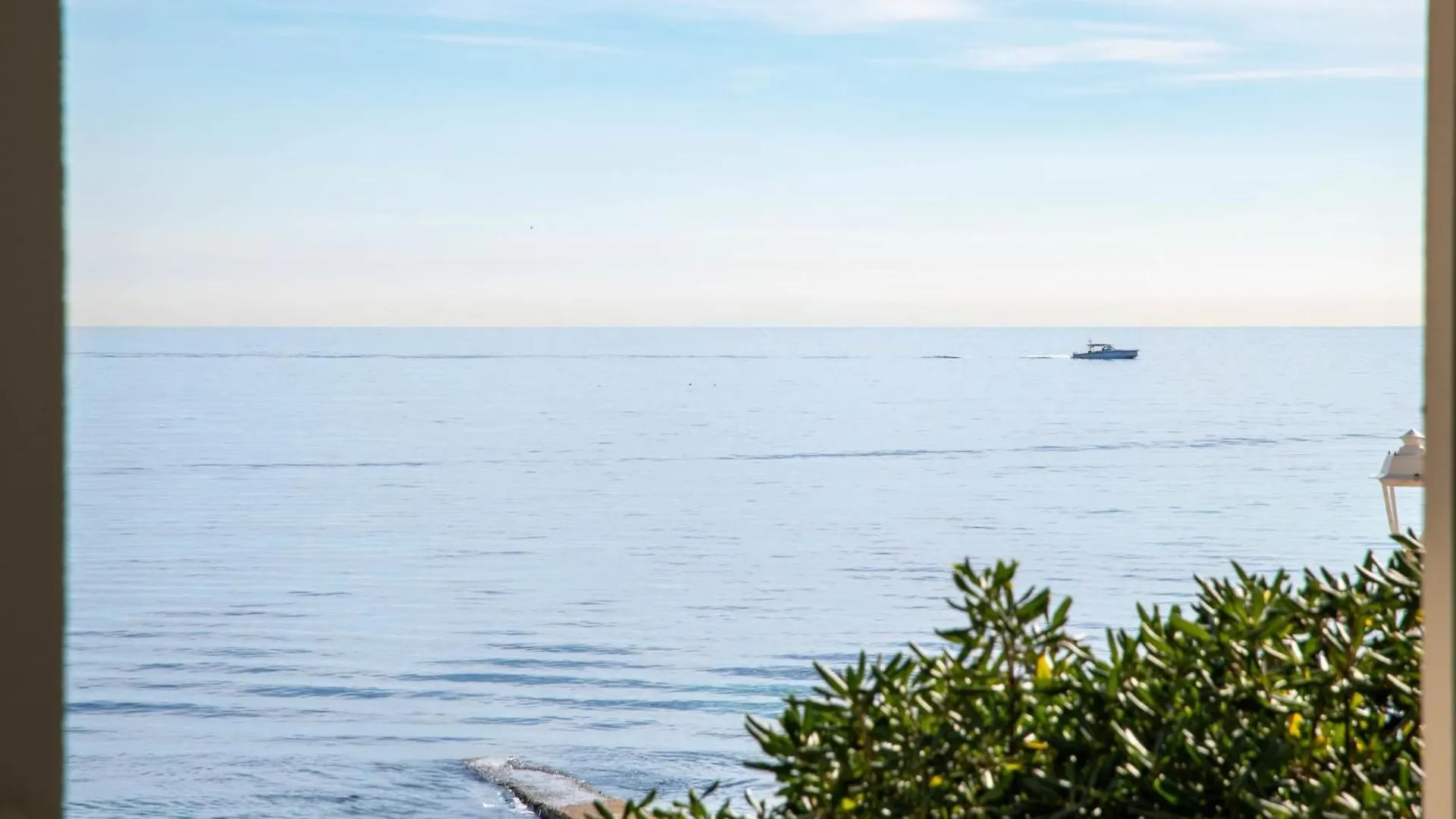 2-Br Seafront Apartment In Cannes