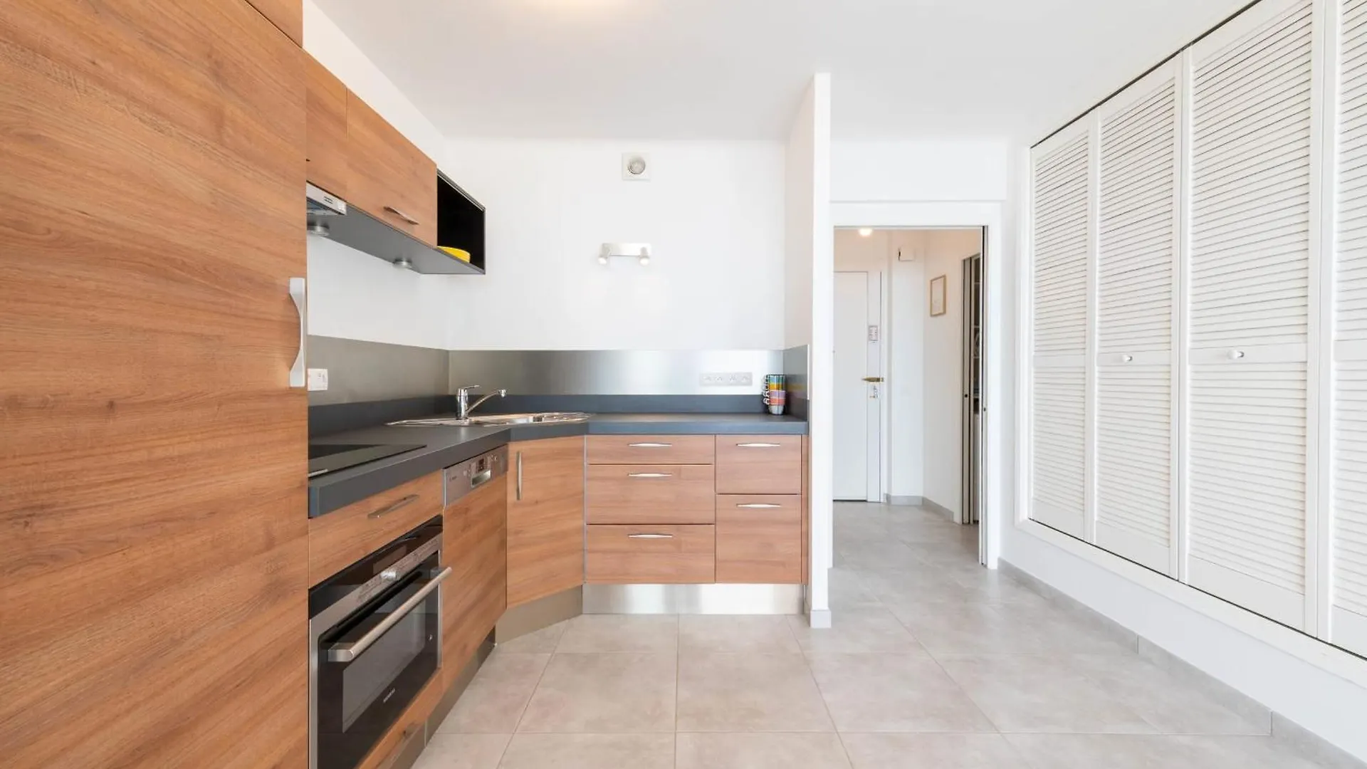 2-Br Seafront Apartment In Cannes France