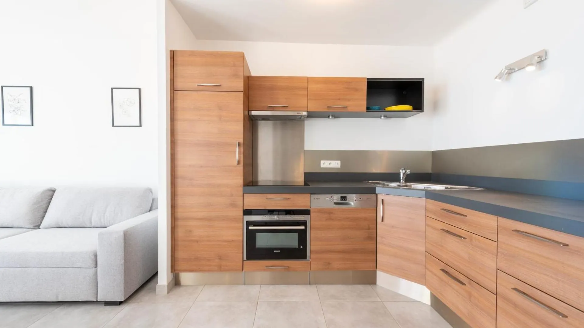 2-Br Seafront Apartment In Cannes