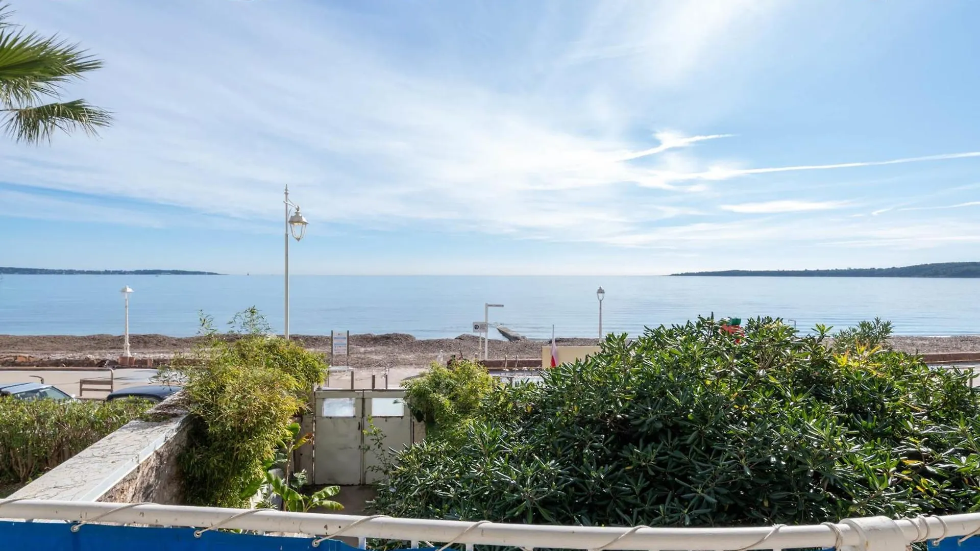 2-Br Seafront Apartment In Cannes